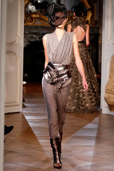 Look 16